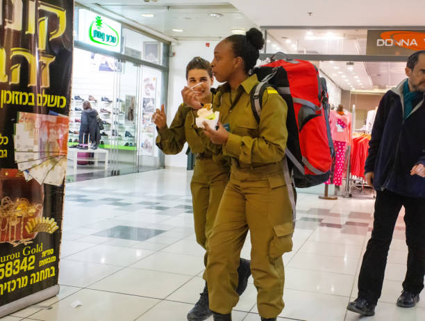 jerusalém.  meninas - soldgers israelenses - em loja comendo sorvete - beta israel - fotografias e filmes do acervo
