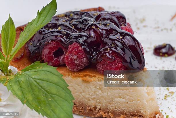 Käsekuchen Mit Beerenfrüchten Stockfoto und mehr Bilder von Beere - Obst - Beere - Obst, Bildkomposition und Technik, Dekoration