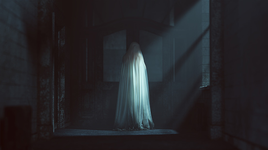 Fantasma fantasma flotante espíritu maligno mirando por encima de su hombro en un hospital de asilo abandonado photo