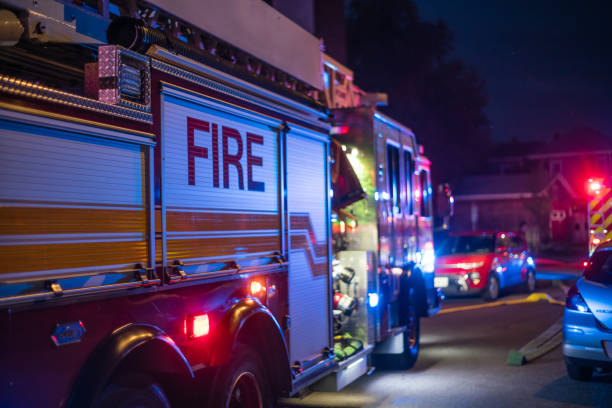 camión de bomberos con luces azules - city urban scene canada commercial land vehicle fotografías e imágenes de stock