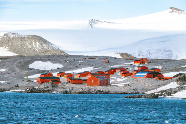 Argentinian Science station on Antartica Hope Bay, Antarctica - December 16, 2019. A group of Antarctic travellers visit the scientific station. Esperanza base is only 1 of two establishments on the entire continent that houses civilians (family members). houses in antarctica stock pictures, royalty-free photos & images