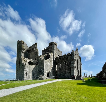 Minard Castle is located in County Kerry, Ireland. It is situated near the village of Lispole on the Dingle Peninsula. The castle is a picturesque ruin overlooking Minard Bay and the Atlantic Ocean. The site offers stunning views of the surrounding landscape, making it a popular destination for visitors. The castle is believed to have been built in the 16th century