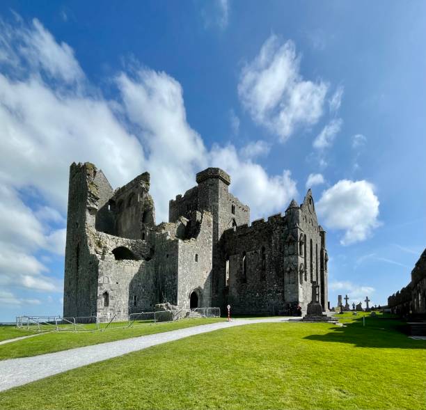 zamek rock of cashel, irlandia - cashel zdjęcia i obrazy z banku zdjęć