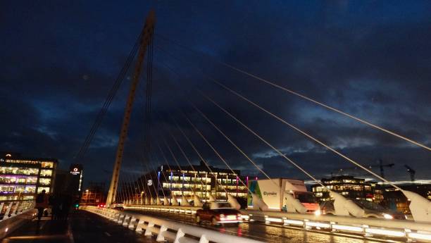 ponte samuel beckett - dublin ireland samuel beckett bridge bridge night foto e immagini stock