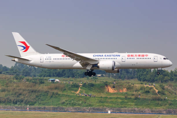 china eastern airlines boeing 787-9 dreamliner avion chengdu shuangliu aéroport en chine - china eastern airlines photos et images de collection