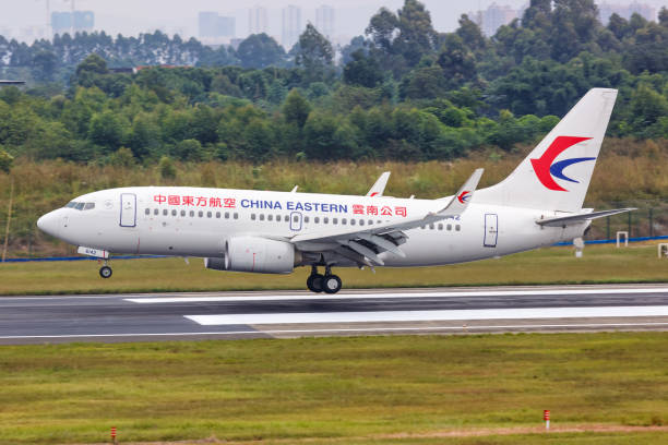 china eastern airlines boeing 737-700 avion chengdu shuangliu aéroport en chine - china eastern airlines photos et images de collection