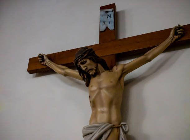 drewniana figura jezusa chrystusa na krzyżu - cross cross shape wood crucifix zdjęcia i obrazy z banku zdjęć