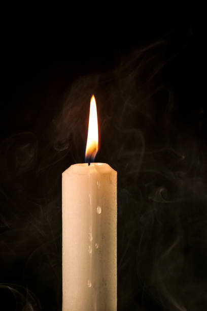 bougie allumée - candle memorial vigil praying candlelight photos et images de collection