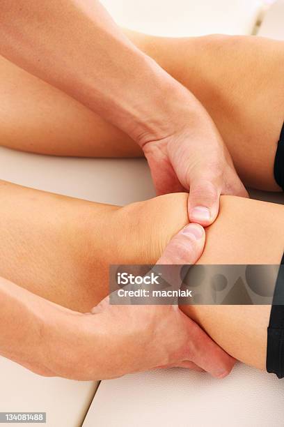 Massagem Terapêutica - Fotografias de stock e mais imagens de 2011 - 2011, Adulto, Articulação - Parte do corpo