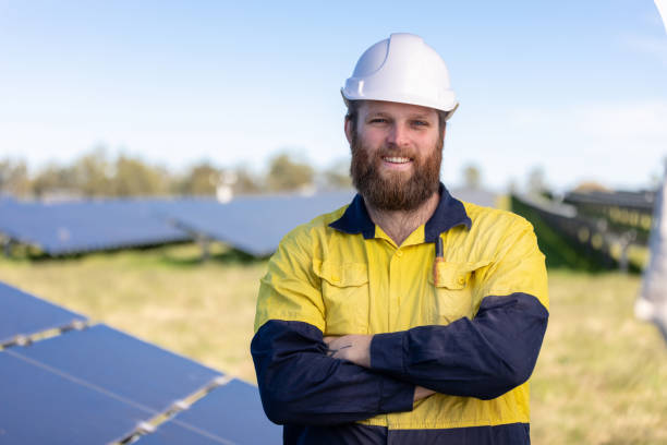 経験豊富な男性技術者の肖像 - solar panel engineer solar power station solar energy ストックフォトと画像