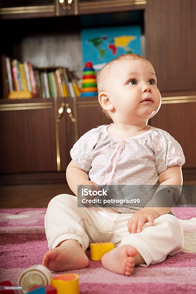 Niña jugando en el piso - Foto de stock de 12-17 meses libre de derechos