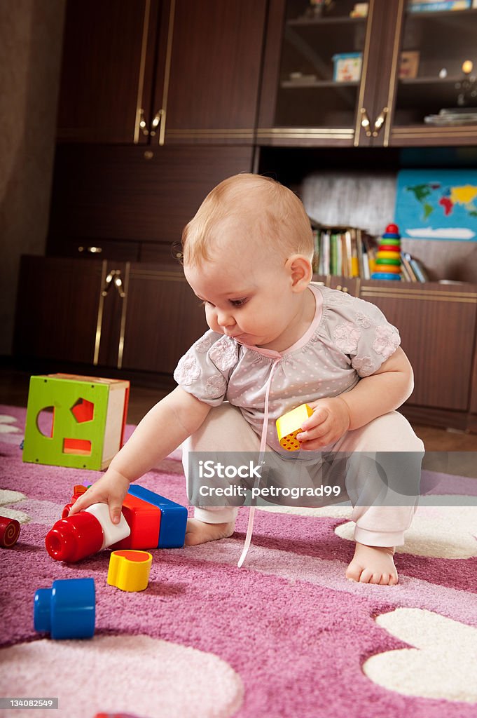 Bambina Giocando sul pavimento - Foto stock royalty-free di 12-17 mesi