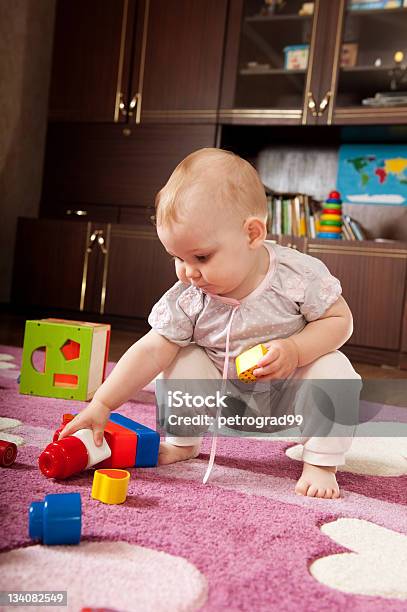 Bambina Giocando Sul Pavimento - Fotografie stock e altre immagini di 12-17 mesi - 12-17 mesi, A forma di blocco, Abbigliamento casual