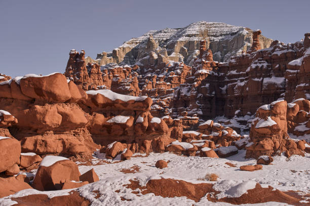 pokryte śniegiem pustynne skały w parku stanowym goblin valley, utah - goblin valley state park zdjęcia i obrazy z banku zdjęć