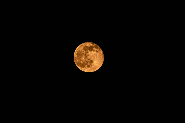 la luna gialla è nel cielo scuro - crateri foto e immagini stock