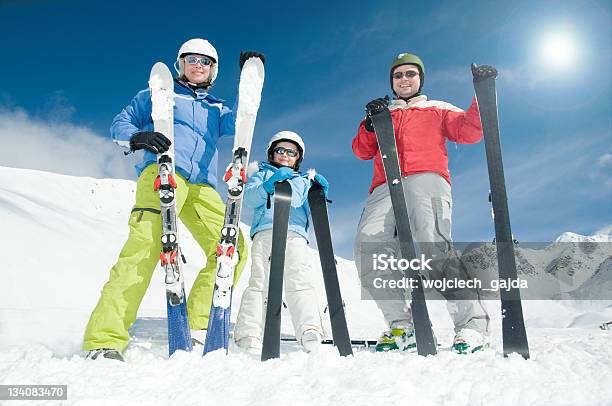 Feliz Férias De Esqui - Fotografias de stock e mais imagens de Adulto - Adulto, Alegria, Alpes Europeus