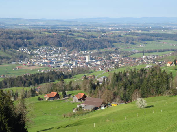 la pequeña ciudad suiza de malters cerca del lago de lucerna y en el valle del río kleine emme, schwarzenberg lu - cantón de lucerna, suiza (kanton luzern, schweiz) - emme valley fotografías e imágenes de stock