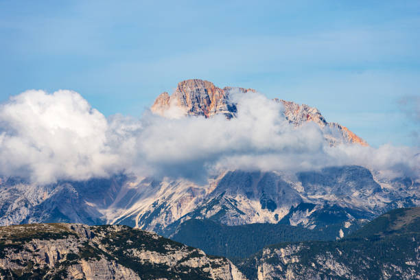 горный пик крода росса д'ампеццо или хоэ гайсл - доломитовые альпы итальянские альпы - croda rossa стоковые фото и изображения