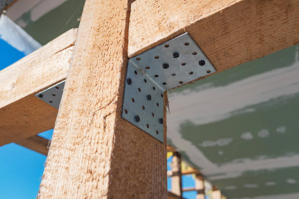 Joining wooden beams using a galvanized metal corner and self-tapping screws.