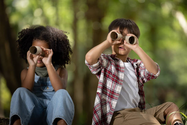 아프리카계 미국인 인종 어린이 소녀와 소년 앉아 탐험가 와 그의 종이 쌍안경 자연 숲에서 보기를 보고 - little boys discovery binoculars child 뉴스 사진 이미지