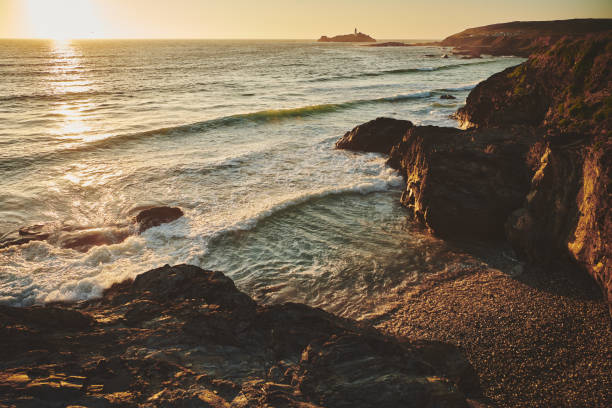 сценический вид на море против неба во время заката - godrevy lighthouse фотографии стоковые фото и изображения