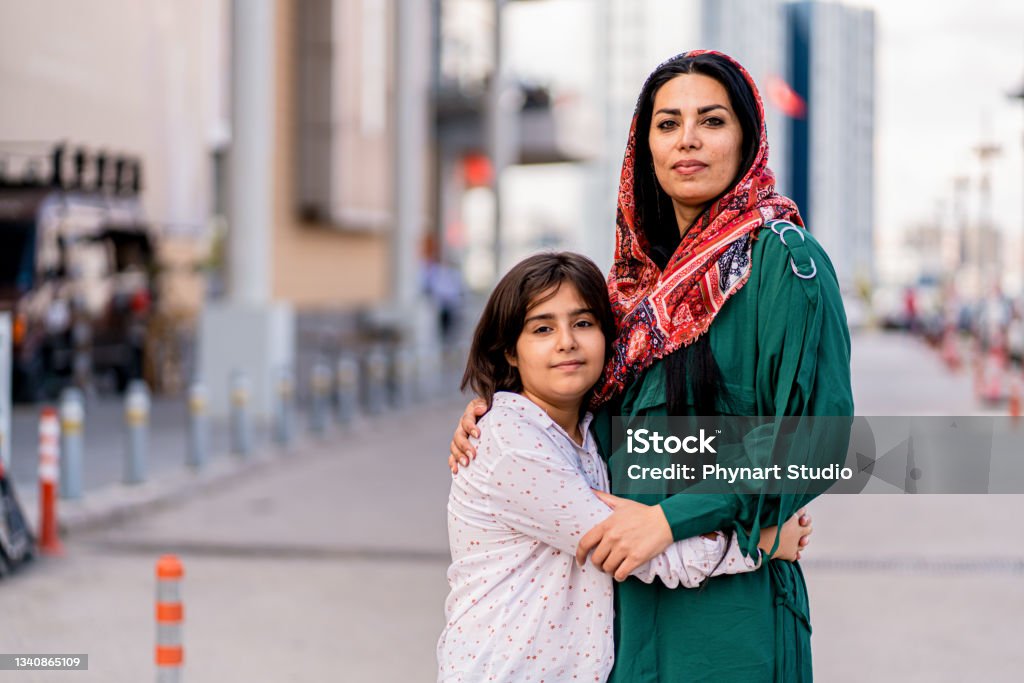 middle eastern mother and daughter Refugee Stock Photo