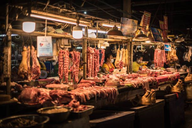 tienda de cerdo en el mercado municipal de productos frescos de chumphon - butchers shop meat market pork fotografías e imágenes de stock