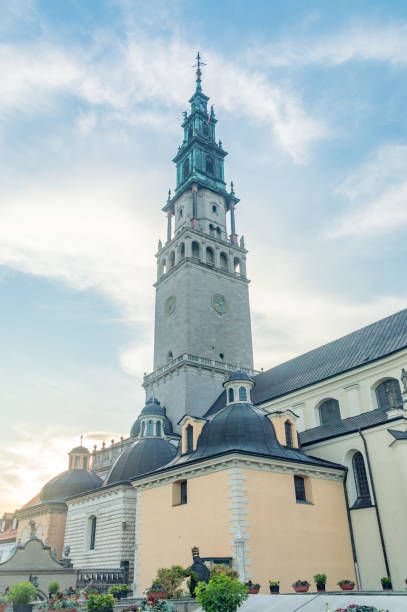 le beffroi et la tour du monastère de jasna gora à czestochowa, en pologne. - monastère de jasna góra photos et images de collection