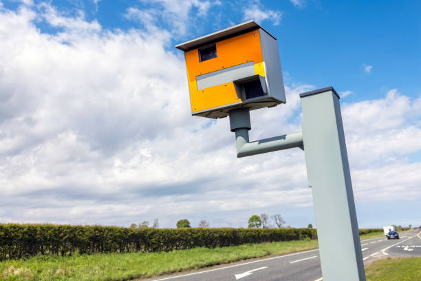 radar radar en arrière-plan britannique - road uk sign road sign photos et images de collection