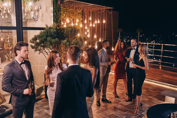 grupo de pessoas em formalwear comunicando e sorrindo - roupa formal - fotografias e filmes do acervo