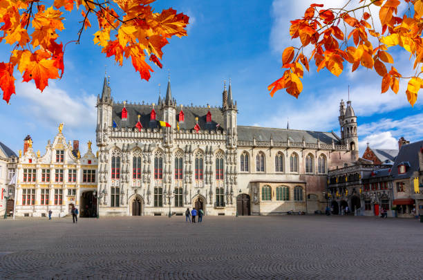 municipio di bruges e basilica del santo sangue in piazza burg in autunno, bruges, belgio - bruges cityscape europe autumn foto e immagini stock