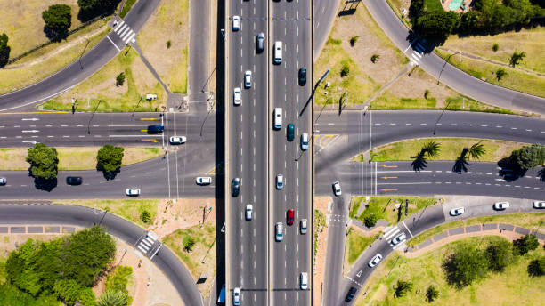 hochwinkelaufnahme von autos, die auf einer autobahn fahren - traffic urban scene city nature stock-fotos und bilder