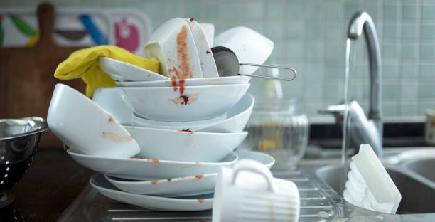 platos sucios en la cocina doméstica - sink fotografías e imágenes de stock