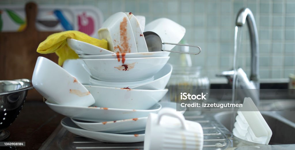가정용 주방에서 더러운 요리 설거지에 대한 스톡 사진 및 기타 이미지 - 설거지, 그릇, 개수대 - iStock
