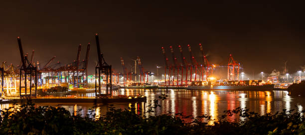 puerto de hamburgo: terminal de contenedores en el puerto de hamburgo por la noche - hamburg germany elbe river illuminated freight transportation fotografías e imágenes de stock