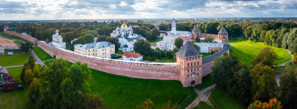 vista aérea do mais antigo kremlin russo na cidade de velikiy novgorod na rússia - novgorod - fotografias e filmes do acervo
