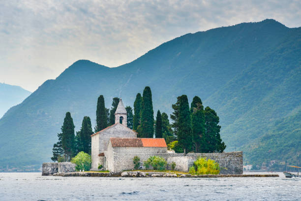 die kleine insel st. george und seine kirche, perast, montenegro. - gospa od škrpjela stock-fotos und bilder