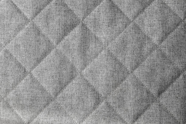 patrón de tela acolchada gris rugosa, textura de la foto de fondo - textile burlap sewing patch fotografías e imágenes de stock