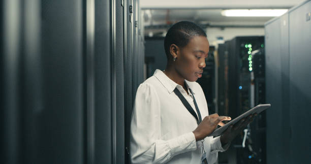 데이터 센터에서 작업하는 동안 디지털 태블릿을 사용하는 젊은 여성의 샷 - cyber security 뉴스 사진 이미지
