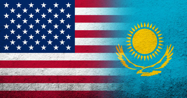 nationalflagge der vereinigten staaten von amerika (usa) mit kasachischer nationalflagge. grunge-hintergrund - kasachstan stock-grafiken, -clipart, -cartoons und -symbole