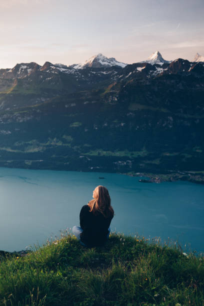 wandererin entspannt sich bei sonnenaufgang auf bergrücken - tranquil scene joy vacations high angle view stock-fotos und bilder