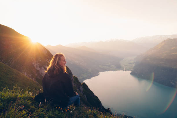 туристка отдыхает на горном хребте на рассвете - mountain sunrise scenics european alps стоковые фото и изображения