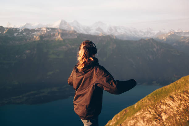 la excursionista femenina se relaja en la cresta de la montaña al amanecer - fresh snow audio fotografías e imágenes de stock