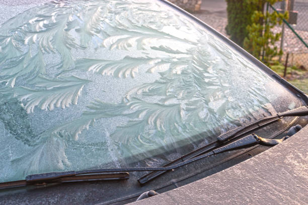 gefrorene windschutzscheibe eines autos - window frozen car cold stock-fotos und bilder