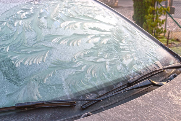 車の凍ったフロントガラス - frozen windshield cold car ストックフォトと画像