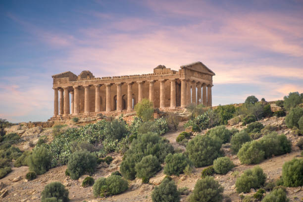 templo grego clássico em agrigento - greek culture agrigento landscape colonnade - fotografias e filmes do acervo