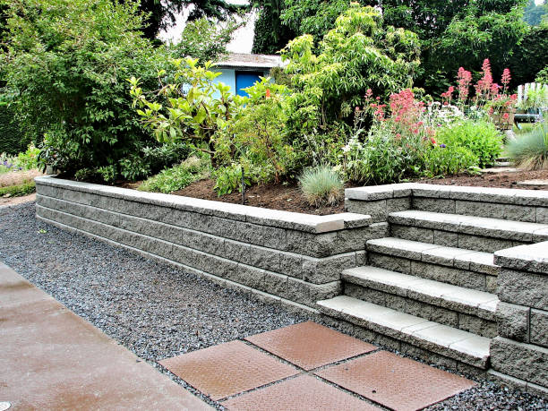 ステップ付きの擁壁 - landscaped retaining wall wall stone ストックフォトと画像