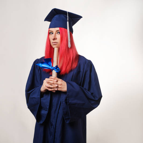 enttäuschter absolvent mit diplom in händen, depressionen und verwirrung - women failure nerd talking stock-fotos und bilder