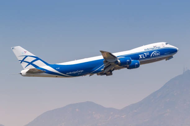 airbridgecargo boeing 747-8f aereo aeroporto di hong kong in cina - airplane commercial airplane air vehicle boeing 747 foto e immagini stock