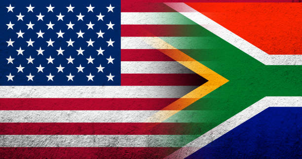 nationalflagge der vereinigten staaten von amerika (usa) mit südafrikanischer nationalflagge. grunge-hintergrund - south africa flag africa south african flag stock-grafiken, -clipart, -cartoons und -symbole